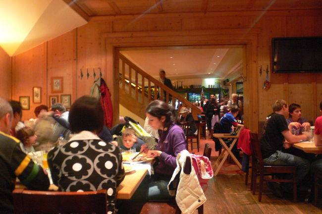 荷物を宿において、ミュンヘン最後の夕飯を食べにPaulanerへ。<br />http://www.paulaner.com/（HP面白いです）<br />かなり混んでましたがなんとか席を確保。<br />