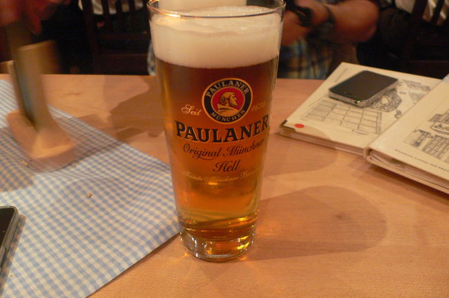 ここにも1Lジョッキがありましたが（しかもそれを注文している人が多数）、とりあえずこのサイズで。<br />オクトーバーフェスト用のビールです。<br />うまし。