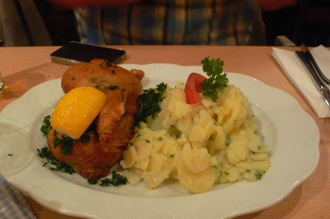 夫は念願のチキン。<br />オクトーバーフェストではみんなこれ食べてました。<br />こちらもジューシーで美味。<br />最後の夕飯満喫いたしました。