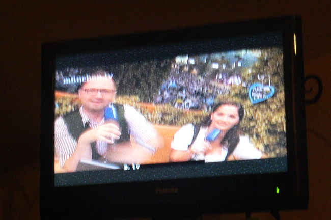 宿に戻ってテレビをつけると、恐らく地元のTV局でオクトーバーフェスト中継をやっていました。<br />本当に一大イベントなんだわと実感。