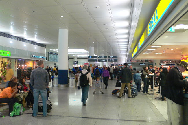 直行列車で空港へ。すっきりしたデザインの空港です。<br />