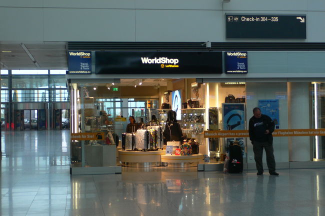 いってみたかったLufthansaグッズの店。<br />結局買わなかったですが、見ていると片っ端からほしくなります。注意。