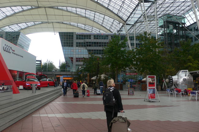 建物を結ぶ中庭。