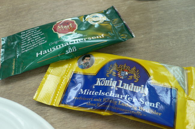 ソース？の袋。色がきれい。