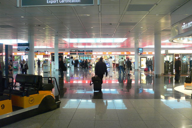 制限エリア内も広々していて、色々なお店がありました。<br />