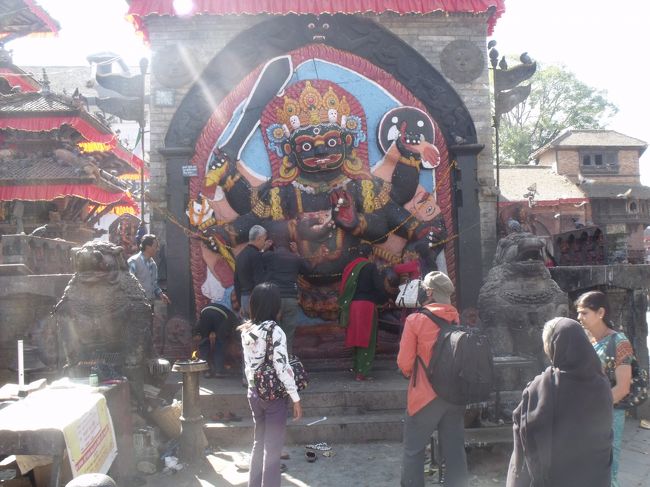 空港に行くと、東京混成隊の皆さんもおいでた。<br />やはりバンコクで１泊して帰る。私の顔を見てえらく若くなったねェと言う。<br />別れた時には、髭を伸ばしていたからで、やはり剃ってきてよかった。<br />皆さんもエベレストを堪能されて若返ったようだ。<br /><br />仁川空港の地下にあるサウナで、約５時間ほど過ごして帰国した。<br />一刻でも早く帰りたいので、成田エクスプレスに乗り、<br />上野から新幹線、越後湯沢で乗り換え、金沢に夕方帰着。<br />強風のため列車が大幅遅れ、前発列車がマダ越後湯沢に停まっていた。<br />車内ではしきりに遅れていることを、お詫びしている。<br />ネパールでは事情報告さえなかった。<br /><br />妻に迎えに来てもらい、そのまま回転寿司に。<br />家に帰り着くと、新しい冷蔵庫が買い換えてあった。