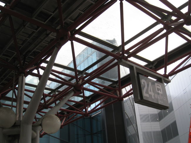 千歳空港は天候が悪かったせいもあって、すごい飛行機が揺れた。<br />手汗をかきながらやっと到着！！<br />中島公園までバスで移動。ホテルのそばまでバスが来ていて便利です。