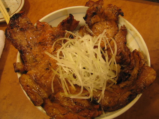 初日の夜ご飯は、十勝豚丼のお店「いっぴん」へ。本店は帯広で、その他札幌市内に何店舗かあります。<br />フタをあけると、豚肉が！！すごいボリュームで乗っかってます。<br />味も美味しい。東京で食べる豚丼とは全然違う。豚肉好きにはたまらない。