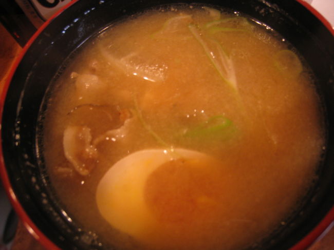 このお店の豚汁も美味しくて、なんと半熟ゆで卵が入ってました。