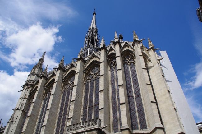 こちらが、サント・シャペル。<br />一部修復中でした。