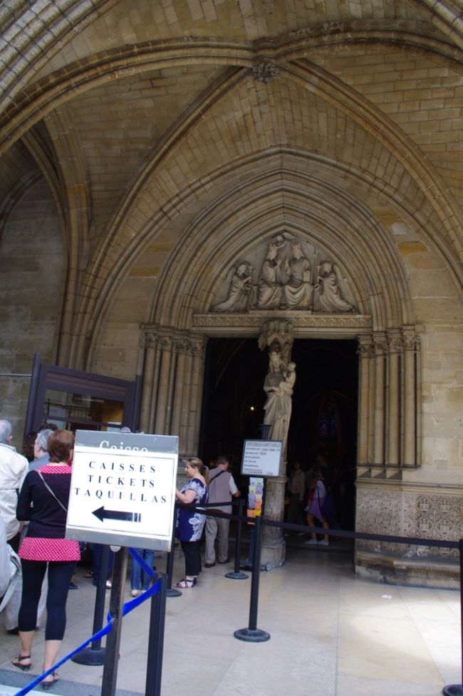 入り口では、荷物検査を行ってました。<br />結構厳しいんだね。<br />入場料は8ユーロ。