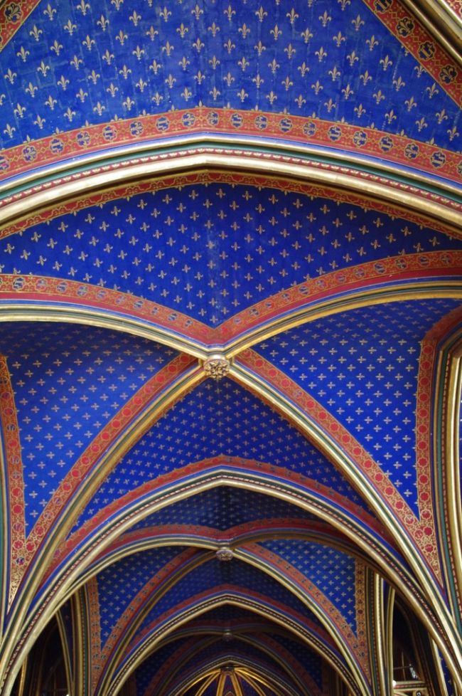 ではサント・シャペル内へ。<br />鮮やかなブルーの天井。