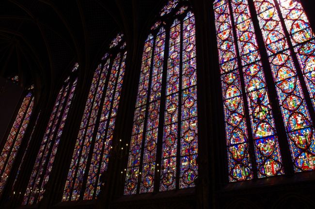 ２階に上がると、<br />礼拝堂の壁面のほとんどが<br />１５の長いステンドグラスで埋め尽くされており、<br />その美しさに圧倒されました。