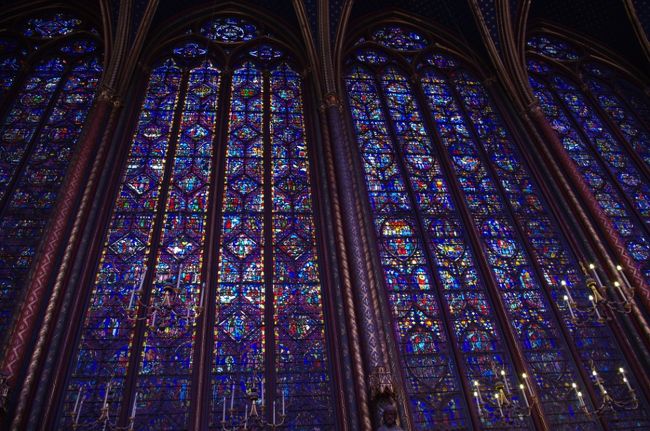 １２世紀からフランス各地に建立された<br />ゴシック様式の中でも、<br />ステンドグラスの輝きにおいて、<br />この礼拝堂の右にでるものはいないそうです。