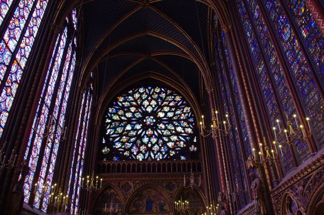 正面にはバラ窓もあります。