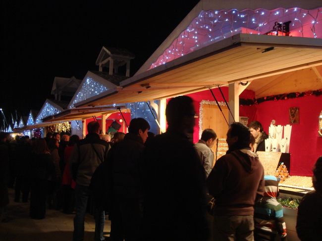 まだ木々のライトアップが始まっていないせいか、やや暗い感じです。