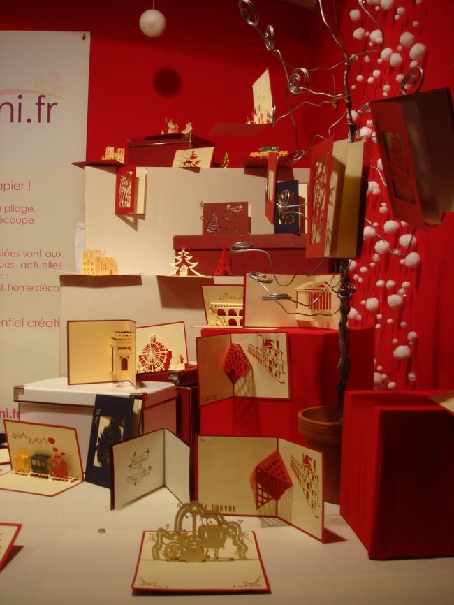 フランスって可愛らしいカードがなかなか売っていないんですよね。クリスマスマーケットでは手作りの可愛らしいカードを売っているのですが、「これは作品か！？」というようなお値段で･･･残念。