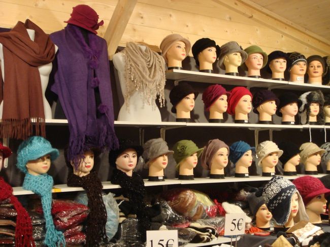 そう、何故かパリのクリスマスマーケットでは<br />この手の帽子屋さんが結構たくさんあって･･･<br /><br />そしてどこの帽子屋さんの前にも人がいないという<br />残念な結果。