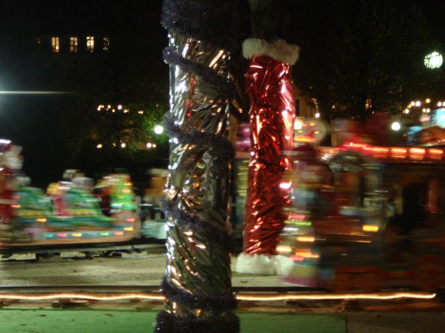 そんなシャンゼリゼの中を<br />目にも留まらぬスピードで走りぬく列車(笑)