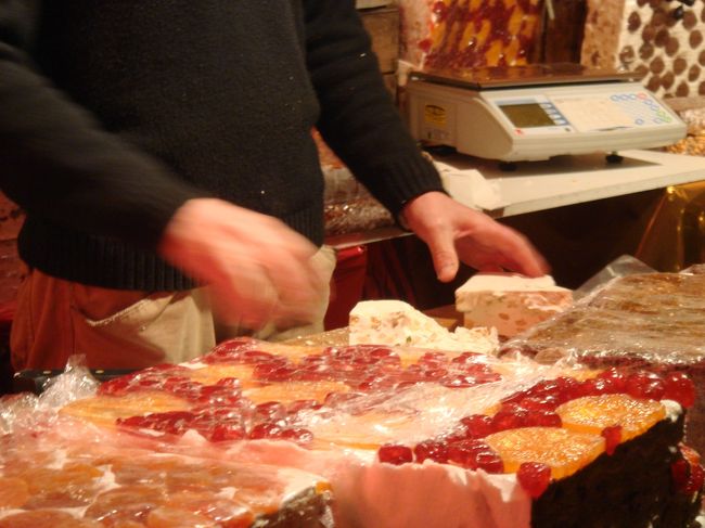 これは飴。<br /><br />コンコン音を立てながら切ってます。<br />なんか日本みたいです。