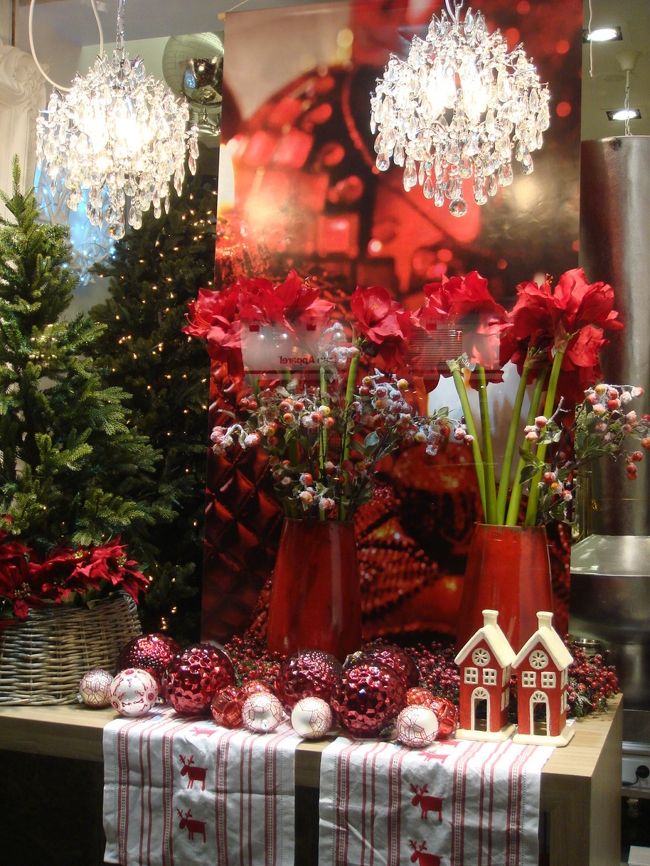 これは自宅付近の雑貨屋さんのショーウィンドウ。<br /><br />