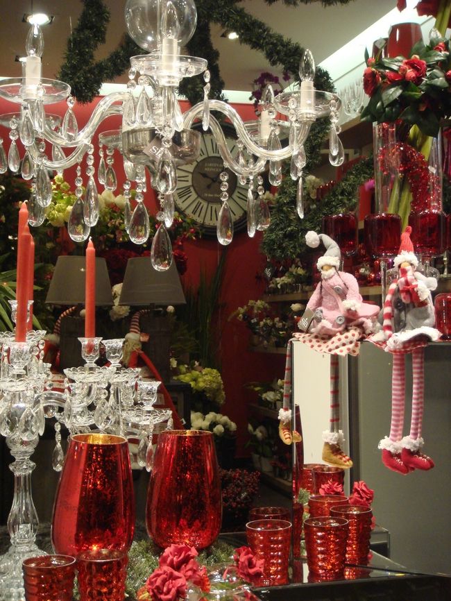 もうすっかりクリスマス仕様ですね。<br /><br />今度はライトアップが始まったらまたシャンゼリゼの様子を撮りに行きます！！勿論身軽な体制で^^