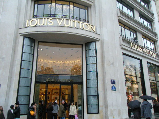 お目当てはルイ・ヴィトンの本店です。混んでいました。