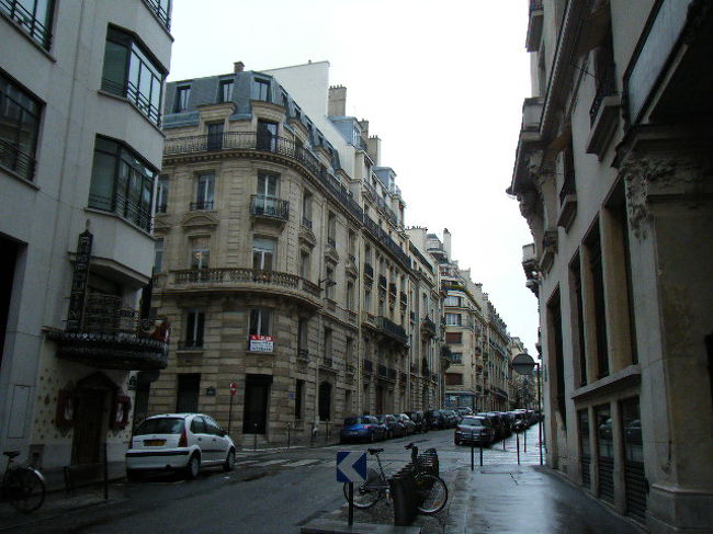 そこから少々歩きます。路地に入るとこんなに静か。