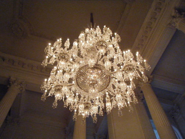 豪華なシャンデリアです。さすがバカラ。