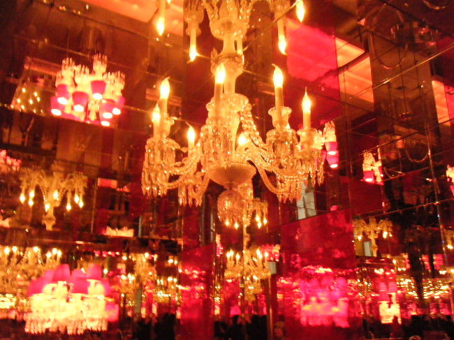 ここはバカラの化粧室なんですよ。<br />ガラス張りで不思議な空間です。<br />用がなくても一度入ってみた方がいいです。