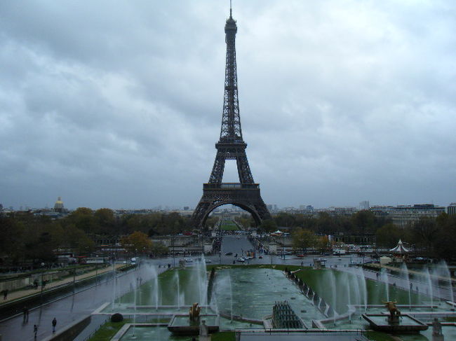 パリと言ったらやっぱりエッフェル塔でしょう。<br />昼と夜の別々の顔があるので、両方シャイヨー宮から眺めるのをお勧めします。