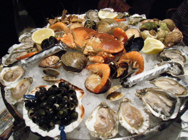 これが大好物の海鮮盛り合わせ。<br />カキの種類は違うのがのっているんですよ。