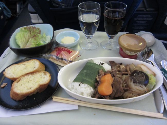 福岡発のCX511。<br />JALのサクララウンジに行ってみたが、かなり狭い！！！<br />国内線のANAラウンジの方が寛げますな。<br /><br />写真は台湾までの機内食。<br />すき焼きをチョイス！<br />なかなかでしたよ。<br /><br />ガーリックトーストも美味しかった。