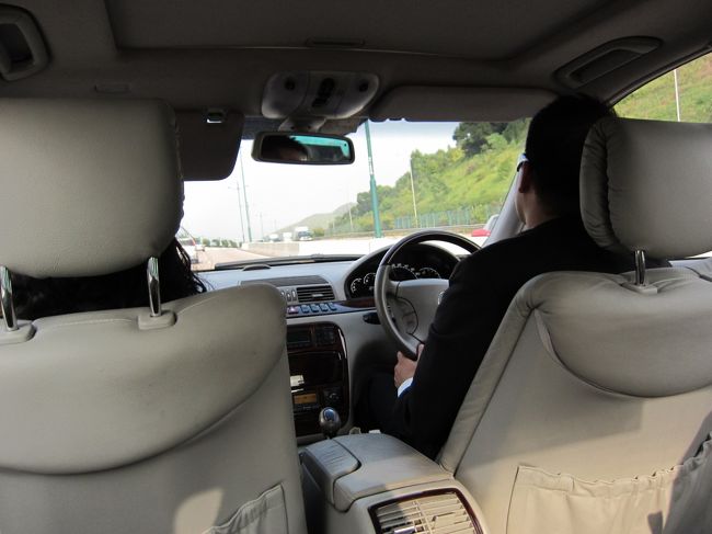 台湾経由し、香港に到着！<br />今回は、専用車で送迎。<br />普通のセダンかと思ってたら、ベンツ！<br />やっぱり乗り心地いいっすね。<br /><br />30分程で、ホテル到着。