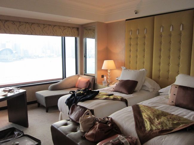 ナイスビューーーーなインターコンチネンタル。<br />低層階をお願いしていたので、４階です。<br /><br />しかーし！<br /><br />入った瞬間カビ臭い。。。<br />しかも禁煙ルーム。<br /><br />今時喫煙者の僕がいけないんですが、カビ臭さには頭が痛くなるほど。<br /><br />部屋を変えてもらうようお願いすると、11階しかすぐに準備できないとの事。<br /><br />11階でもいっか〜と思い部屋移動。<br />フレンドリーなベルボーイが荷物を運んでくれました。<br />