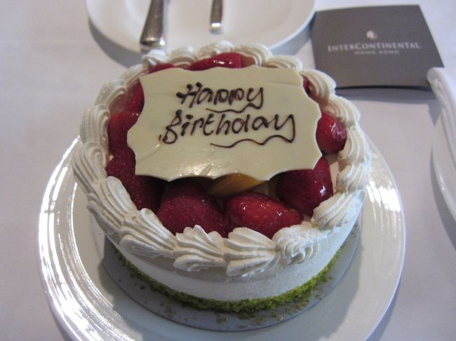 部屋を散策してると、ピンポーン。<br /><br />なんじゃ？！？！<br /><br />おぉぉぉ〜〜〜1日早い誕生日ケーキ！<br /><br />香港の友達が、ホテルに僕が誕生日という事を伝えてくれててケーキのサービス！<br />やはりラグジュアリーホテルは違うな。