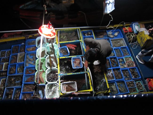 ケーキを頂いてると、香港友達からもうホテル着くよ！とSMS。<br />車で迎えに来てもらい、30〜40分かけて西貢へ。<br /><br />船の上で魚介類売ってる！！！<br />面白いですな。