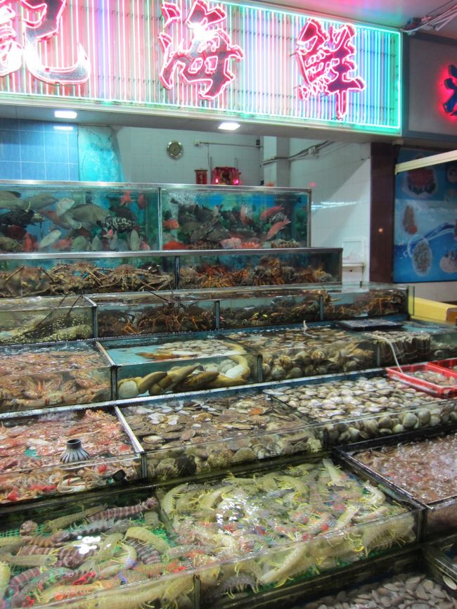 この中から選んで〜って友達。<br />いいんですかい？ヒッヒッヒッ。<br /><br />アレとコレとソレと。。。<br /><br />ちなみにレストランは「洪記海鮮酒樓（ HUNG KEE SEAFOOD RESTAURANT）」です。<br /><br />