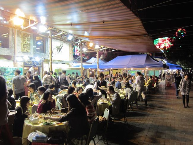 こんな風に外で食べたかったけど、満席で２階席へ。<br />