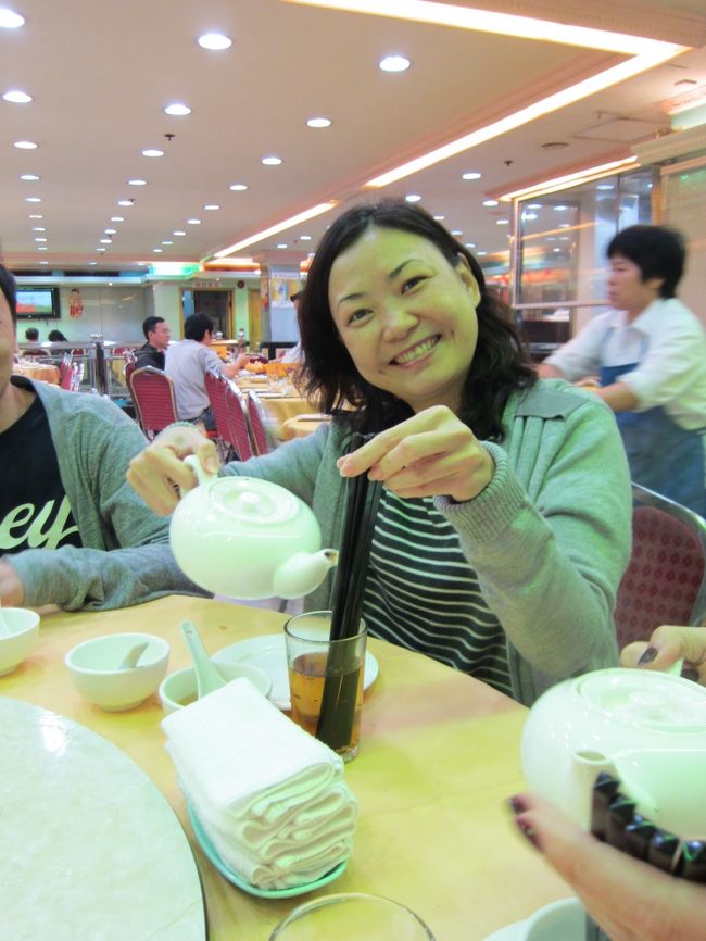 香港式！と言って箸やら食器を洗ってくれる友達。<br />みんな洗ってました。