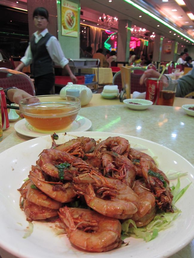 エビちゃんもきました！<br />ガーリック風で美味。<br /><br />よく旅行記で、茹でただけのエビを見てたから、友達に茹でただけのを食べてみたい！って伝えたけど却下。<br />コレが美味いから！って。。。<br /><br />確かに美味い。美味すぎだなコイツ。