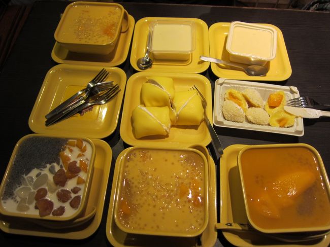 もう喰えね〜と思ってたら、デザート行こ！って。<br />おいおい、まだ食べんのかい！<br /><br />香港に10店舗程あるらしい「HONEYMOON DESSERT」へ。<br /><br />6人なのに、こんなにオーダー。<br /><br />食べ終わる頃、4皿他のデザート追加。<br /><br />香港人の胃袋、恐るべし！<br /><br />味の方は、腹一杯でしたが完食できる程。