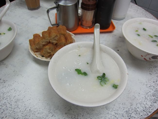 友達が迎えに来てくれて、漢口道沿いの「潮發粥麺（チュウファッチョッミン）」というお粥と麺の専門店へ。<br /><br />狭い店内ですが、朝から地元の方々がお粥を食べてます。<br /><br />僕は迷わずピータン入りをオーダー。<br /><br />メニューに日本語も書かれているので安心です。<br />しかも安い！美味い！！<br /><br />3日目、香港友達がいない時も安心して来れました。