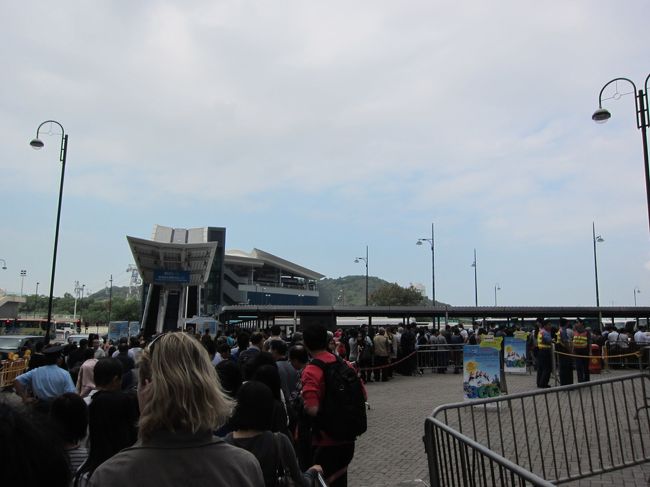 目指すはケーブルカー「ゴンピン360」！<br /><br />うわ〜〜〜！<br />すっげ〜人並んでんじゃん！<br /><br />60分待ちらしい。<br />待つしかね〜な。