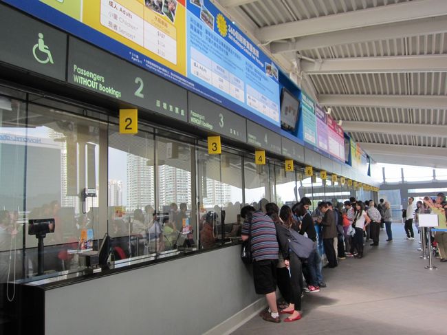 チケット売り場に辿り着きました。<br /><br />ココまでの所要時間→２時間３０分。。。<br /><br />60分待ちって書いてなかったっけ？？<br /><br />並んでる時、みんなiphoneでゲームしたり、スナック食べたり。<br />待ち疲れました。