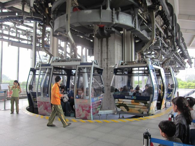 やっと順番が回ってきました。<br /><br />スタンダードなケーブカーと、クリスタルケーブルカーと言って、足元スケスケなケーブルカーが選べます。<br />クリスタルの方が若干値段が高いです。<br /><br />僕たちは迷わずクリスタル！<br /><br />スリルを味わいたいじゃないですか！