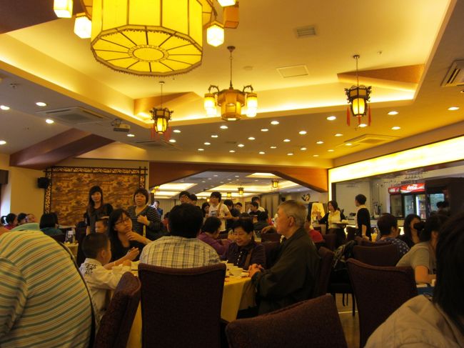 さすがに朝から何も食べずに待っていたので、腹へった〜。<br /><br />ゴンピンビレッジ入ってすぐ左側にあるレストランへ。<br />ココにも「HONEYMOON DESSERT」がありました。<br />