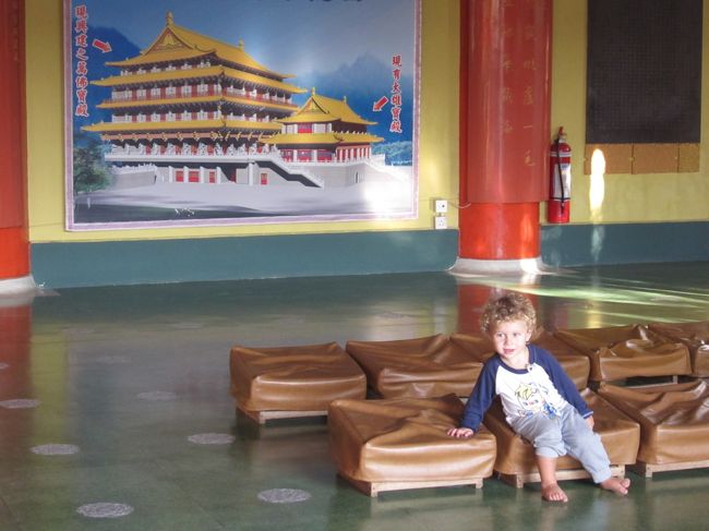 クリクリ頭の男の子。<br />僕たちの前をずっとテクテク歩いてました。<br /><br />すっげ〜可愛い！！！<br />思わず激写。