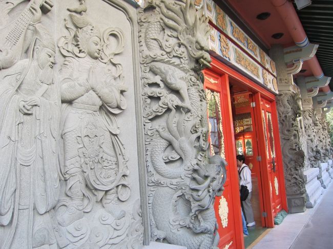 壁の彫刻がカッコいい。