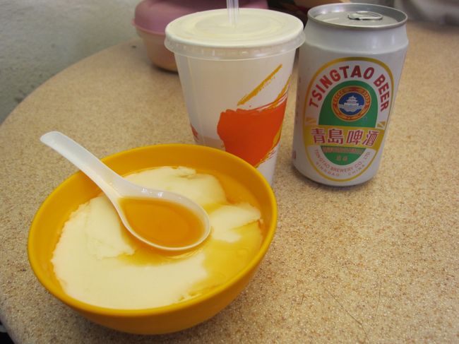 途中、友達が豆腐食べる？って。<br /><br />デザート的な物かと思いきや、豆腐まんま。<br /><br />僕は、喉が渇いたからチンタオビール。<br />デザートよりビールです。